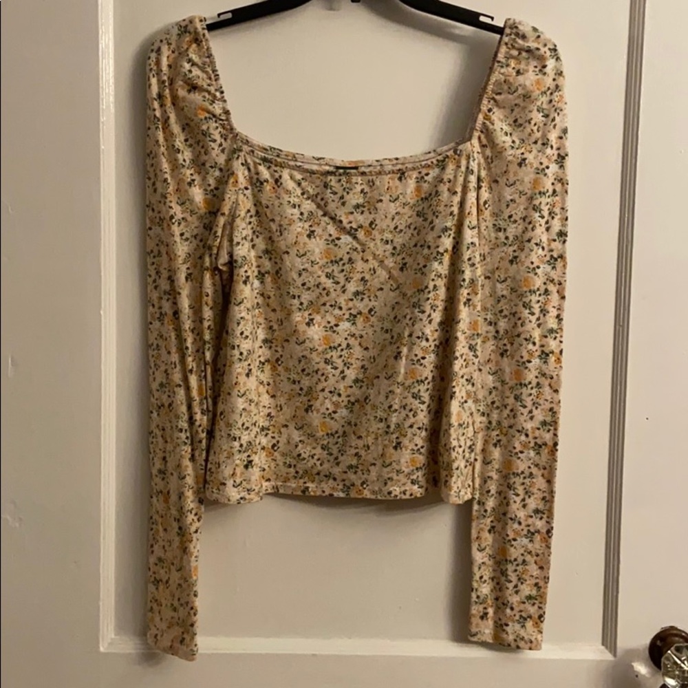 Crop top, long sleeved top.